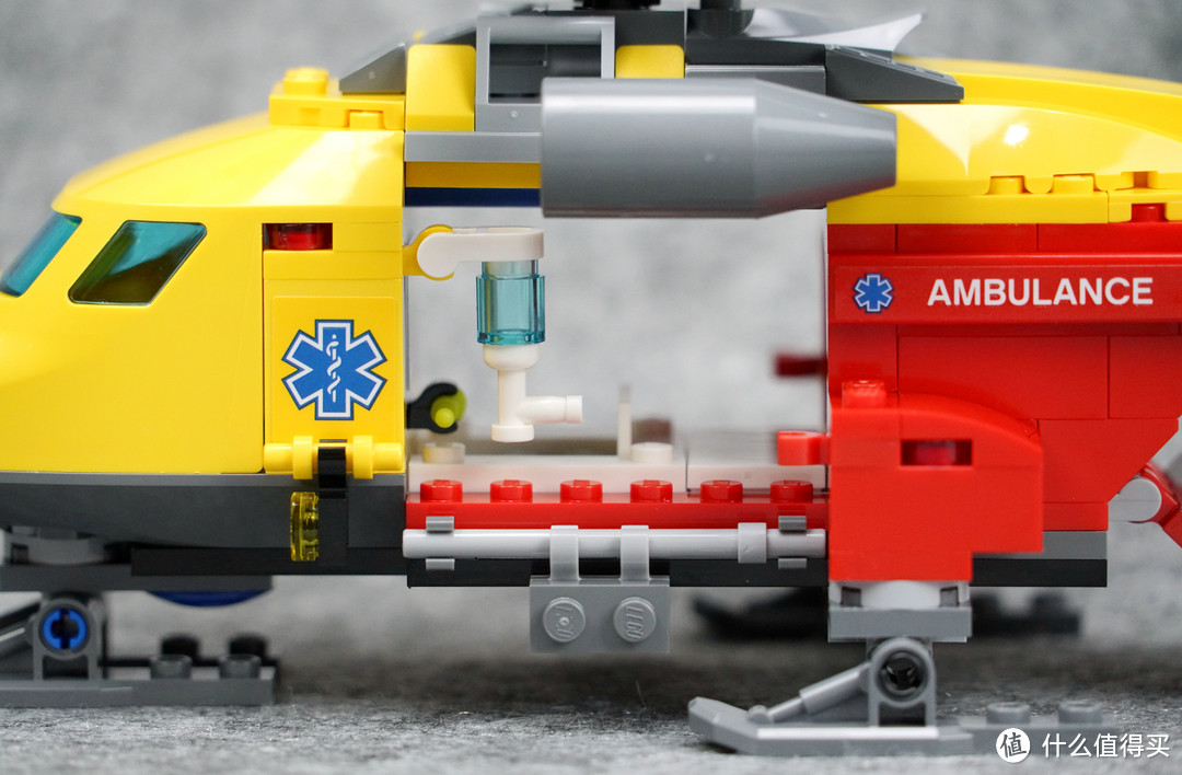 特殊件堆出一架直升机:LEGO 乐高 60179 CITY 城市系列 急救直升机 开箱