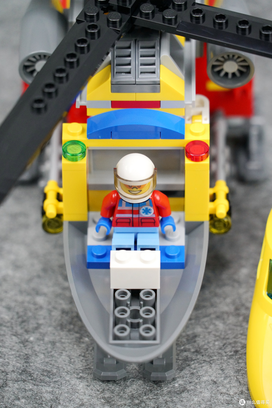 特殊件堆出一架直升机:LEGO 乐高 60179 CITY 城市系列 急救直升机 开箱