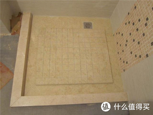 淋浴房别再铺瓷砖了，现在流行这样设计，下水速度超快！