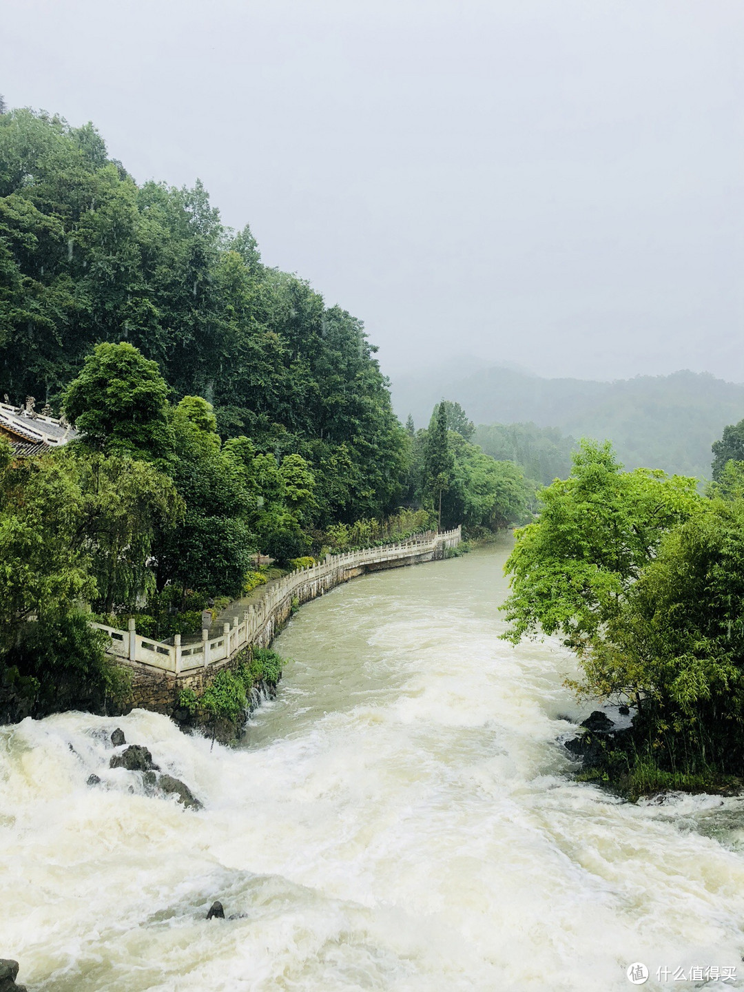  龙宫出来后下大雨了，水凶猛得很！