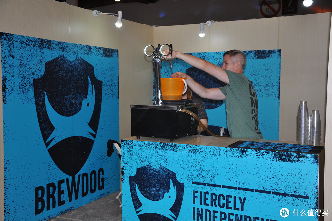 BREWDOG酿酒狗的工作人员正在调试设备