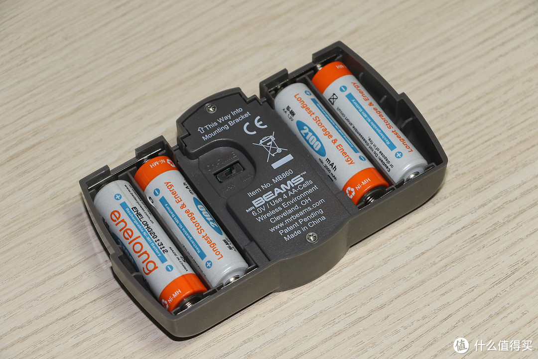 MB862使用4节AA五号电池，造型精致，配色大方