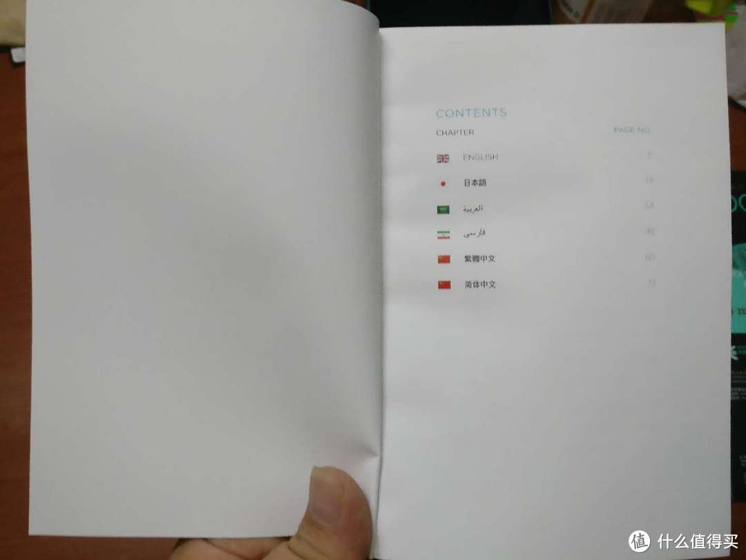 说明书上面有简体中文的说明，这里要说明一下，第一次买的亚马逊从香港发货的版本里面是没有中文说明的，连繁体中文都没有，可能是因为版本的问题吧。