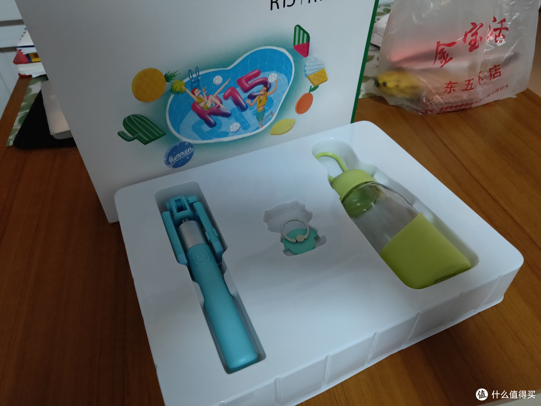 看包装就知道是给R15准备的赠品,临时来凑数了。