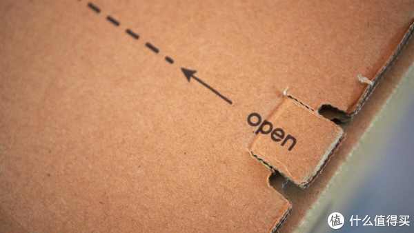 顶部的开启方式，采用了拉撕方式，并且非常符合人体工学的设计，超级好评，不用你寻找任何工具就能够轻而易举的拆开包装，同时也可以有效避免二次包装翻新