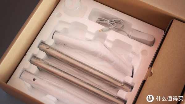 拿出主机，主机下部就是手持杆季充电器、量杯等配件