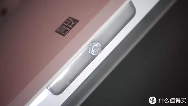 主机头部的灯光模块，后面有动图展示光照程度，总的来说亮度是够的，同时因为角度的设计，很容易把地面的污渍照出来