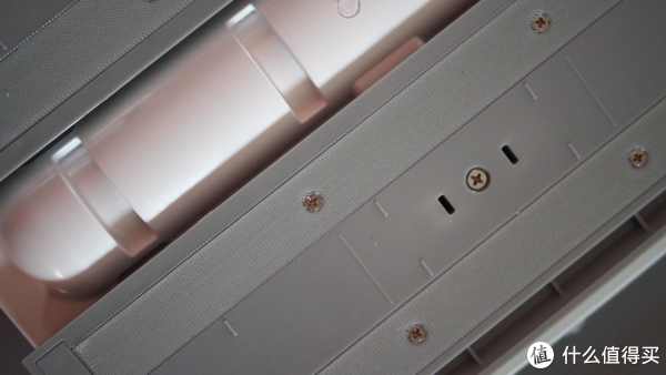 底部采用了魔术贴设计，其实拖布就是魔术贴给粘上去的，这里有个疑问，魔术贴是有使用寿命的，时间长了会不会粘不住拖布呢？而且底部采用的普通螺丝固定，因为拖地经常会有一些液体和其他的东西，如果碰到有腐蚀性的污渍会不会造成螺丝生锈或其他的问题？