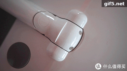 &nbsp; 擦地机的转轴幅度比较大，能够较好的适应各个角度