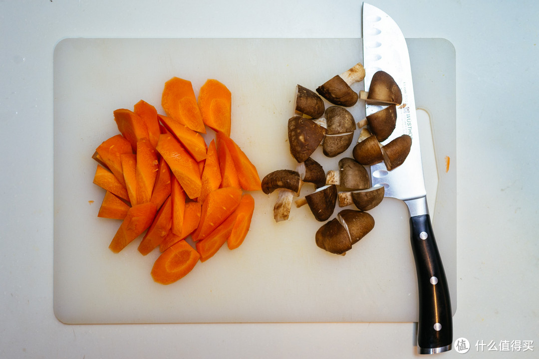 趁着这一点点时间，把胡萝卜切滚刀块，香菇一切四
