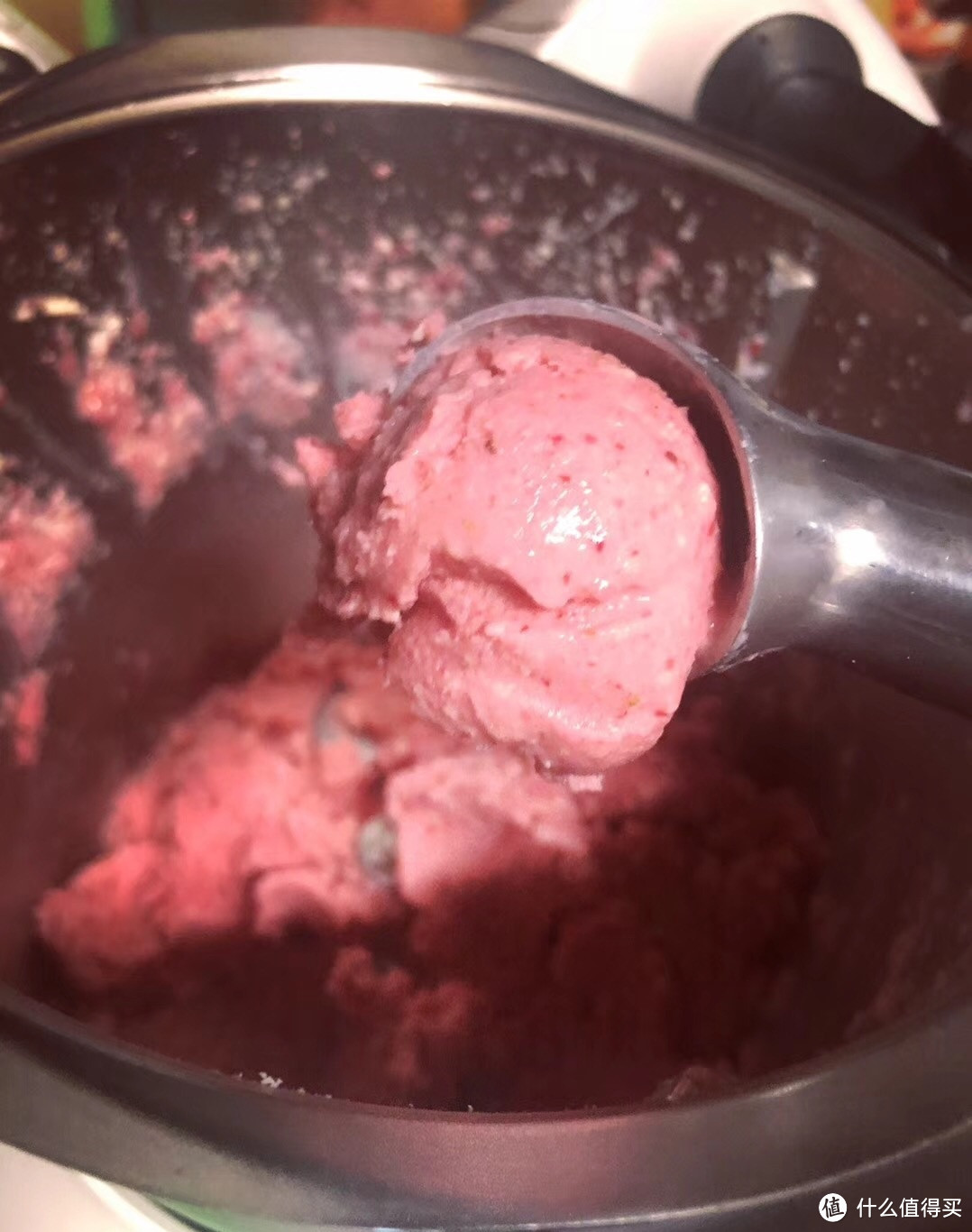 趁着草莓季的时候，做一波草莓冰淇淋，只用了牛奶、鲜奶油和冻草莓