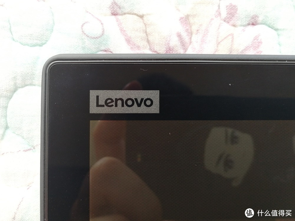 下面Lenovo标志