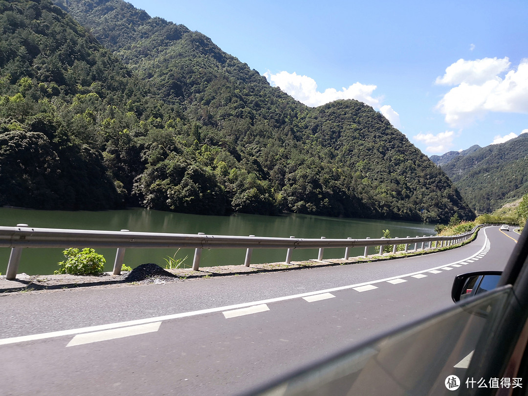 吃饱出发去浙西大峡谷，反正两日联票，先去一个景区看看吧