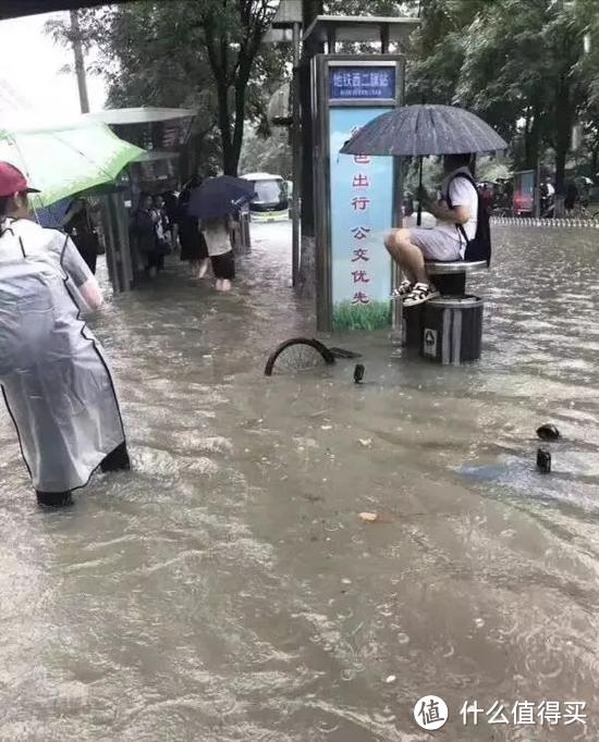 【值日声】就算大雨让整座城市颠倒，公司还是会记你迟到...是什么动力让你漂洋过海也要工作！