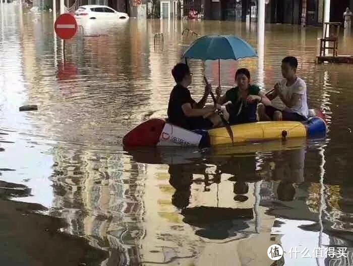 【值日声】就算大雨让整座城市颠倒，公司还是会记你迟到...是什么动力让你漂洋过海也要工作！