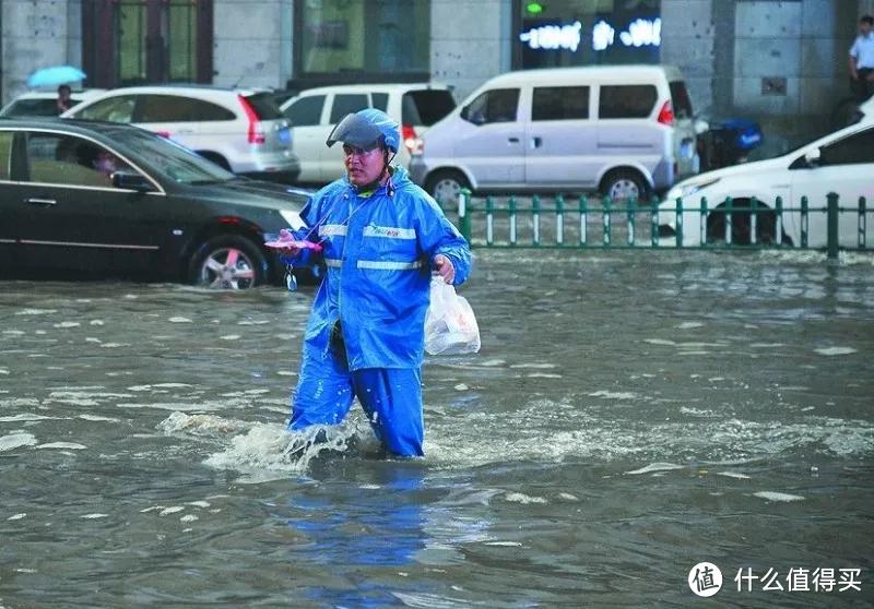 【值日声】就算大雨让整座城市颠倒，公司还是会记你迟到...是什么动力让你漂洋过海也要工作！