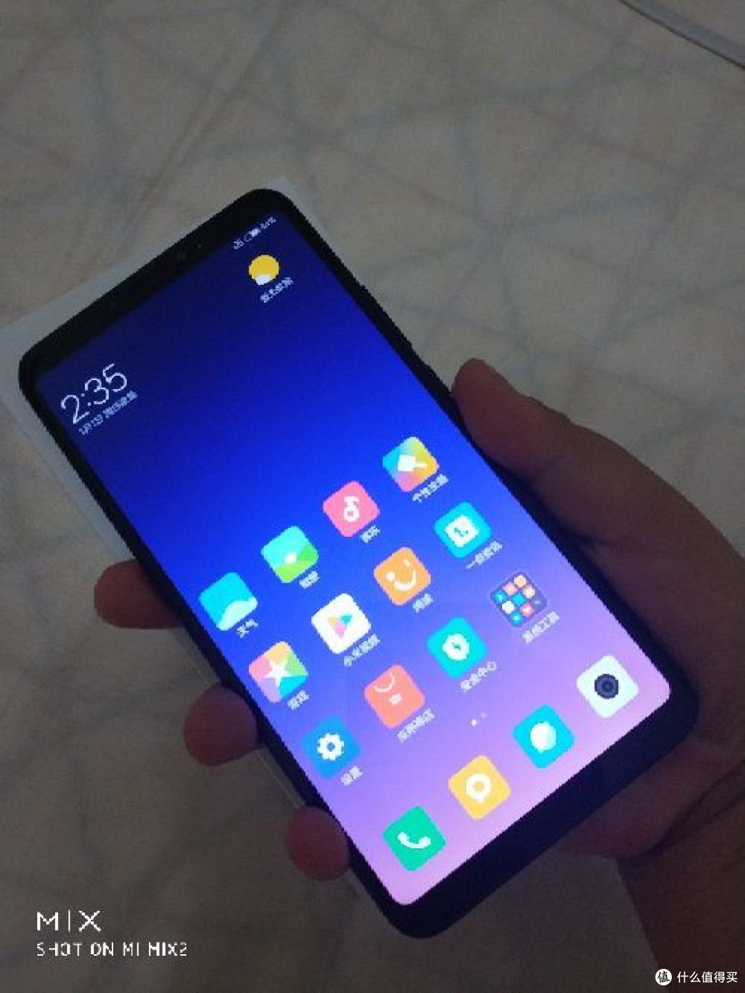 单手握持手感尚可，但是无法单手正常操作。