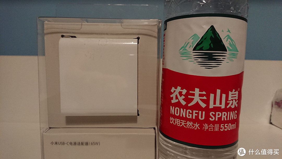 和农夫山泉对比,65W适配器做到这个大小非常棒了