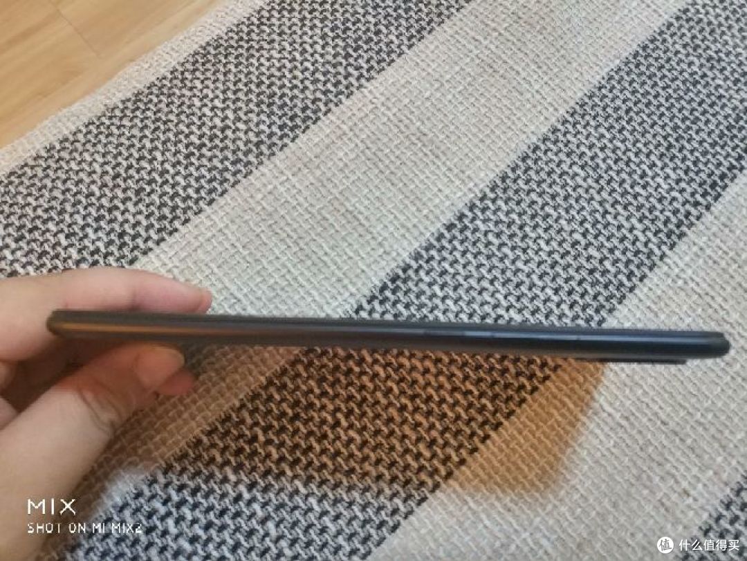 测看屏幕有点像悬浮在中框外，不知道是不是容易碎屏。