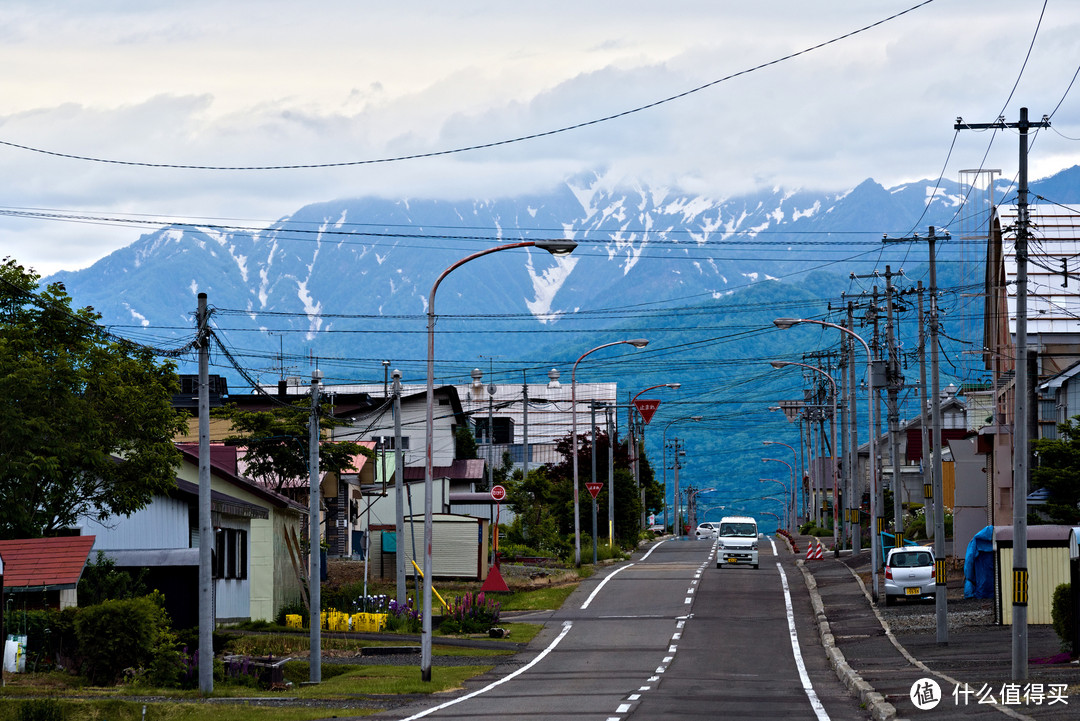 公路、民居和远山