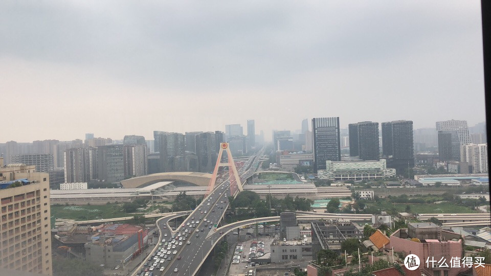 远处的大桥上的太阳神鸟