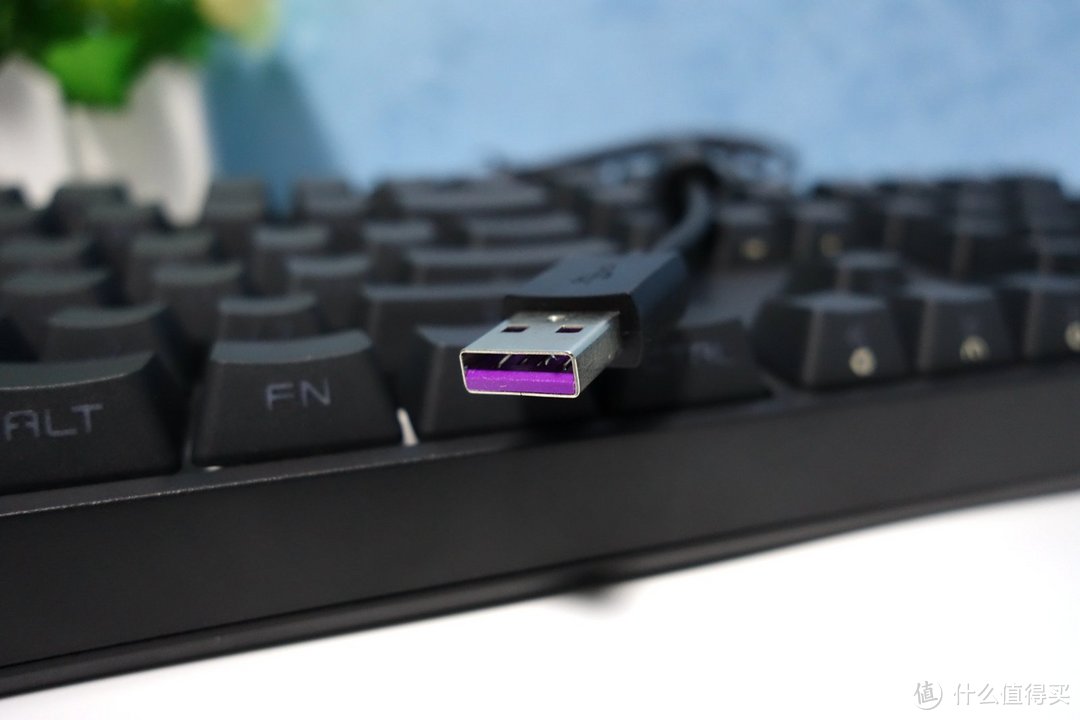虽然酷冷CK372用的不是镀金USB接口，但是标志性的紫色USB舌片还是在的