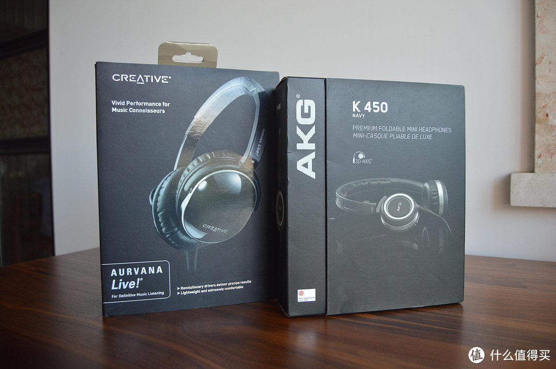 AKG K450和创新 Live，我这人用东西比较爱惜，所以Live的包装还留着，翻出来擦擦灰，有模有样的假装一次开箱，两者外包装主色调都是黑色，并且印有品牌LOGO、产品型号以及产品外观图案。其中K450包装左下角有一个红点产品设计奖的标志，产品于09年获得该奖项。