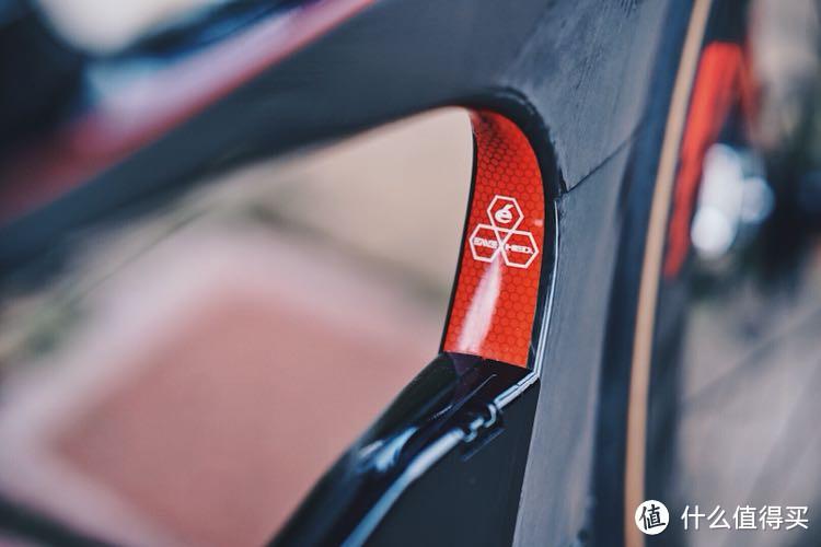 P5X由Cervelo、HED和ENVE强强联手打造。P5X的车架在HED的研发中心花了将近两年时间来打造，而其他的轮组和把组等配件则由ENVE来设计和制造。量产后均由北美手工制造。