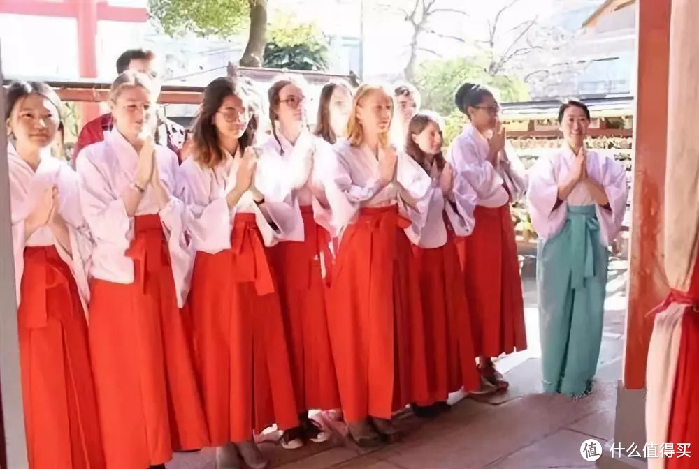 和服体验已经过时啦,去神社当一天的巫女,才是日本最新的时髦玩法~