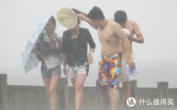 即使下雨也不能阻挡你想浪的心！带上这些轻便设备，潇洒出门从容应对下雨天！