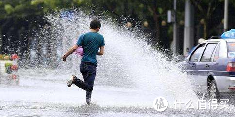 即使下雨也不能阻挡你想浪的心！带上这些轻便设备，潇洒出门从容应对下雨天！