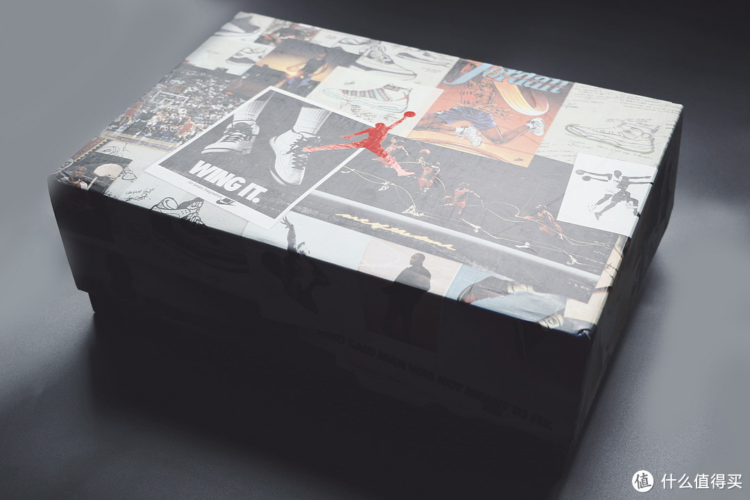 鞋盒设计用心，贴满了aj11相关的文化标签