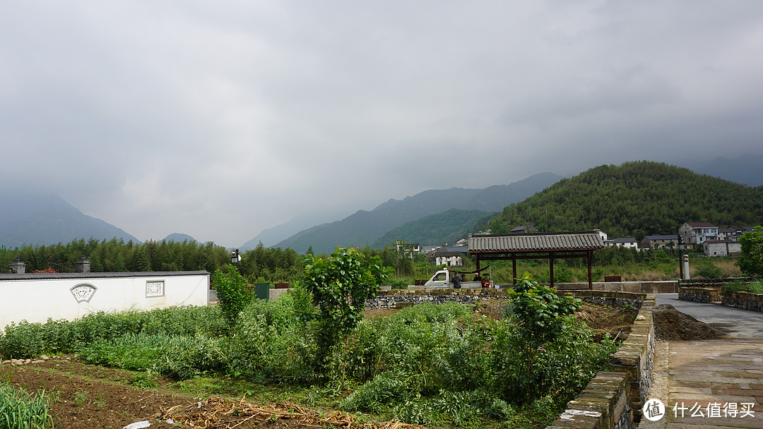 古镇被周围的青山所环绕