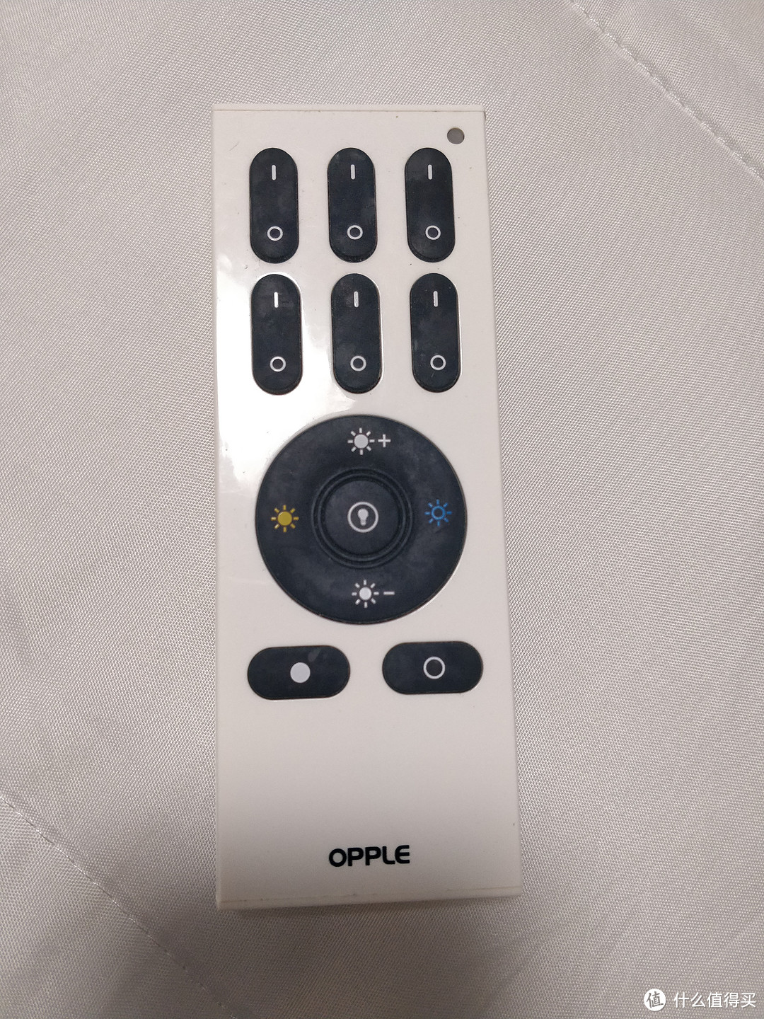 家里欧普的遥控,使用上和yeelight并没有什么实质区别,而且控制多个灯