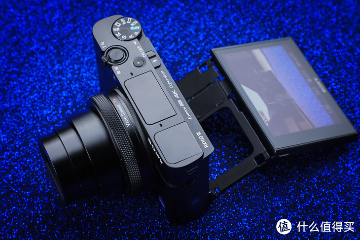 搭载全新蔡司T* 24-200mm镜头—SONY 索尼 RX100 VI 微单评测