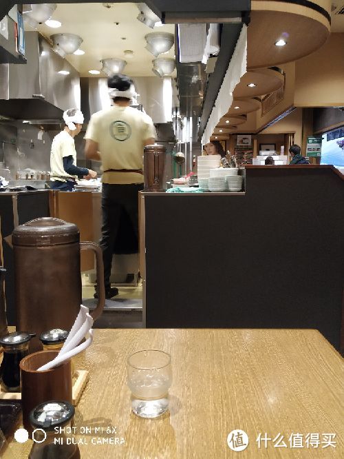 由于凌晨2点到的，只能被迫体验一下羽田机场的深夜食堂，拉面挺咸的（后来才知道，在日本吃拉面，绝大多数面馆是可以免费续面的）