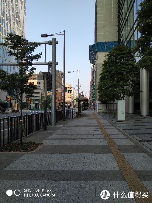 早晨从机场到酒店，清晨的东京，很安静，街道很干净