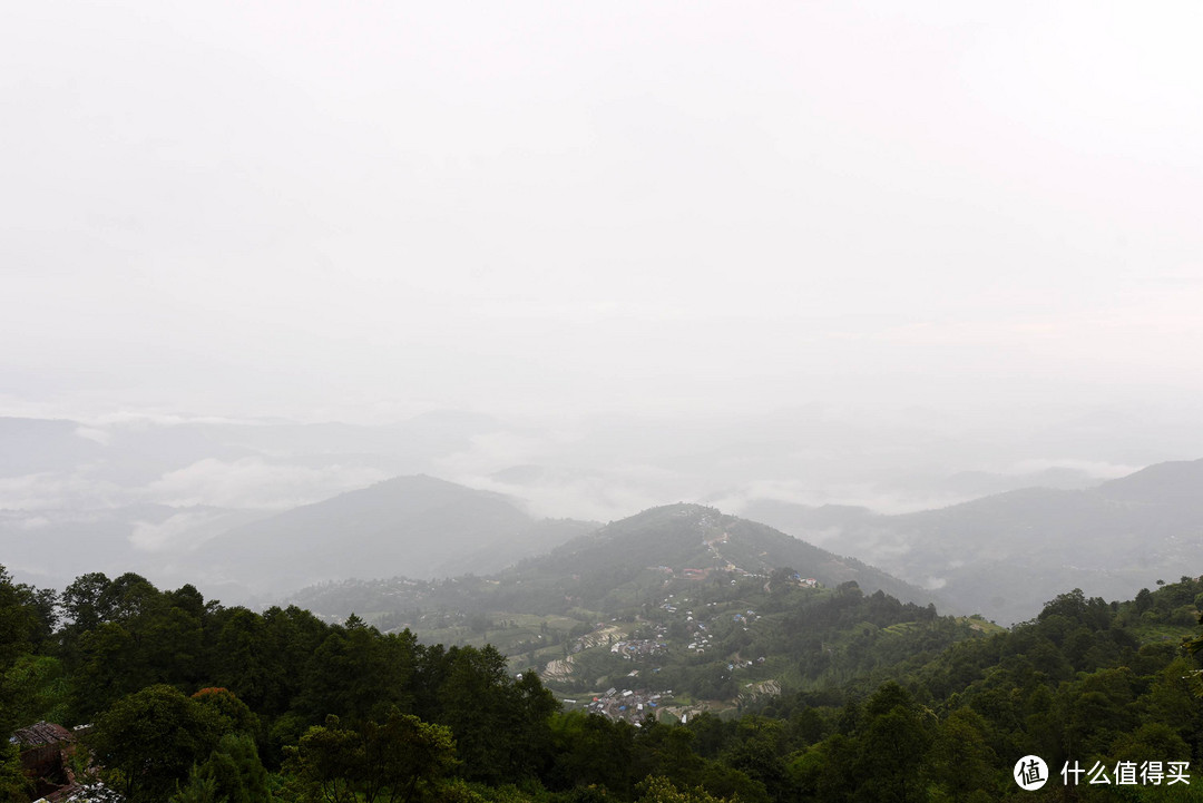 深山远处的村庄感觉很宁静，当天的大雨让山里一直烟雾缭绕。