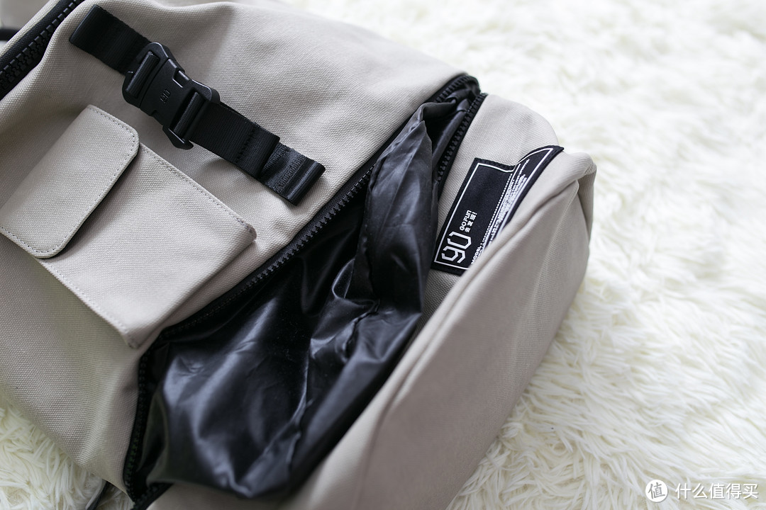 背包底部拉链口袋使用了防水涂层内衬，可以用来放置洗漱用品、雨伞等物