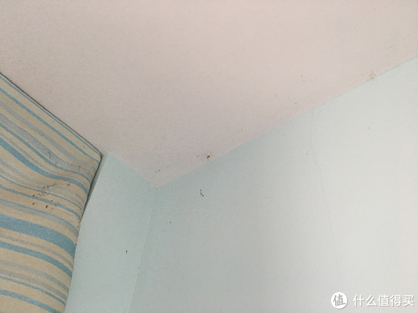 天花板窗帘角落能看到有黑色的蜘蛛丝