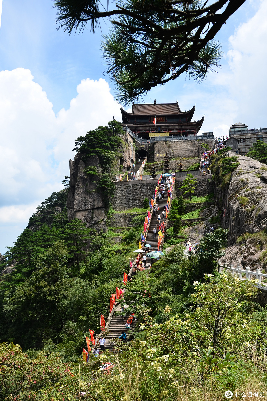 天台寺，如果是从古拜经台上来，但又不去十王峰，则需要从图上右侧的栏杆处走过来进行拍照（这条路通往十王峰），否则拍不到这个角度的照片，会比较遗憾；如果从十王峰过来，则在路上有可以拍到这个照片。