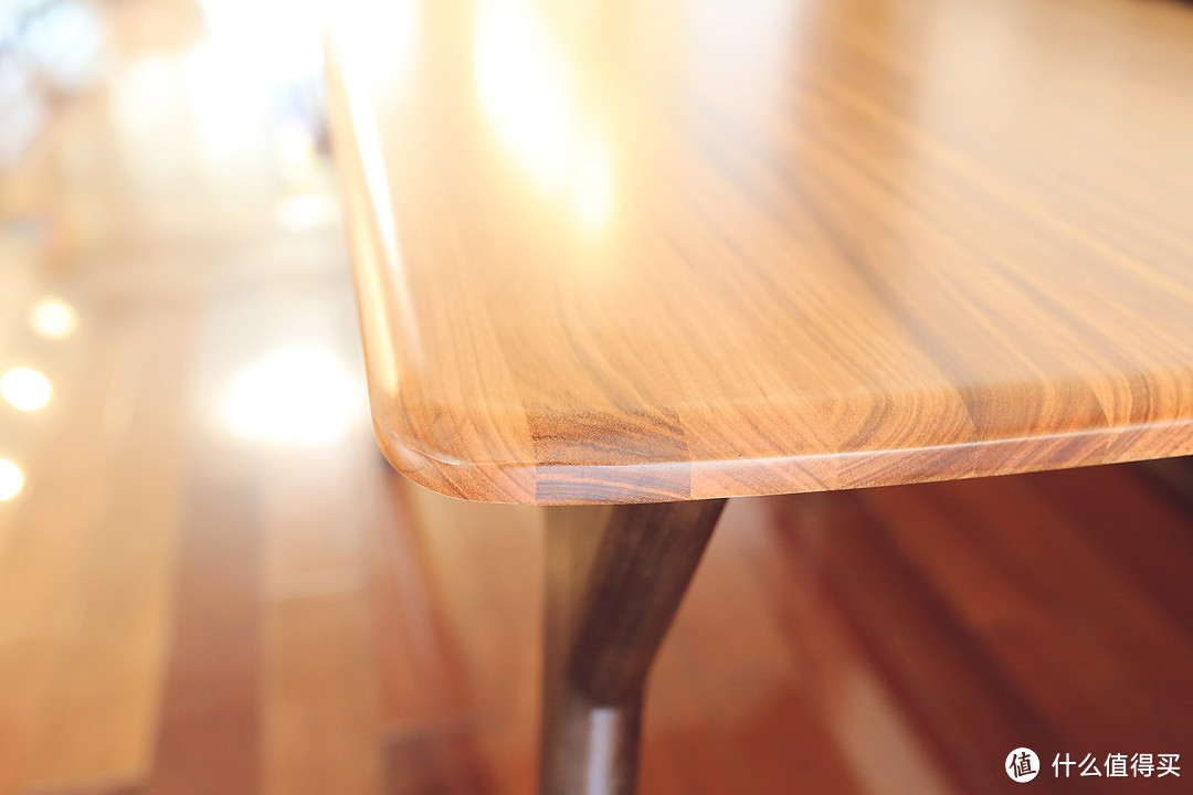 实木餐桌的选择：一张乌金木餐桌