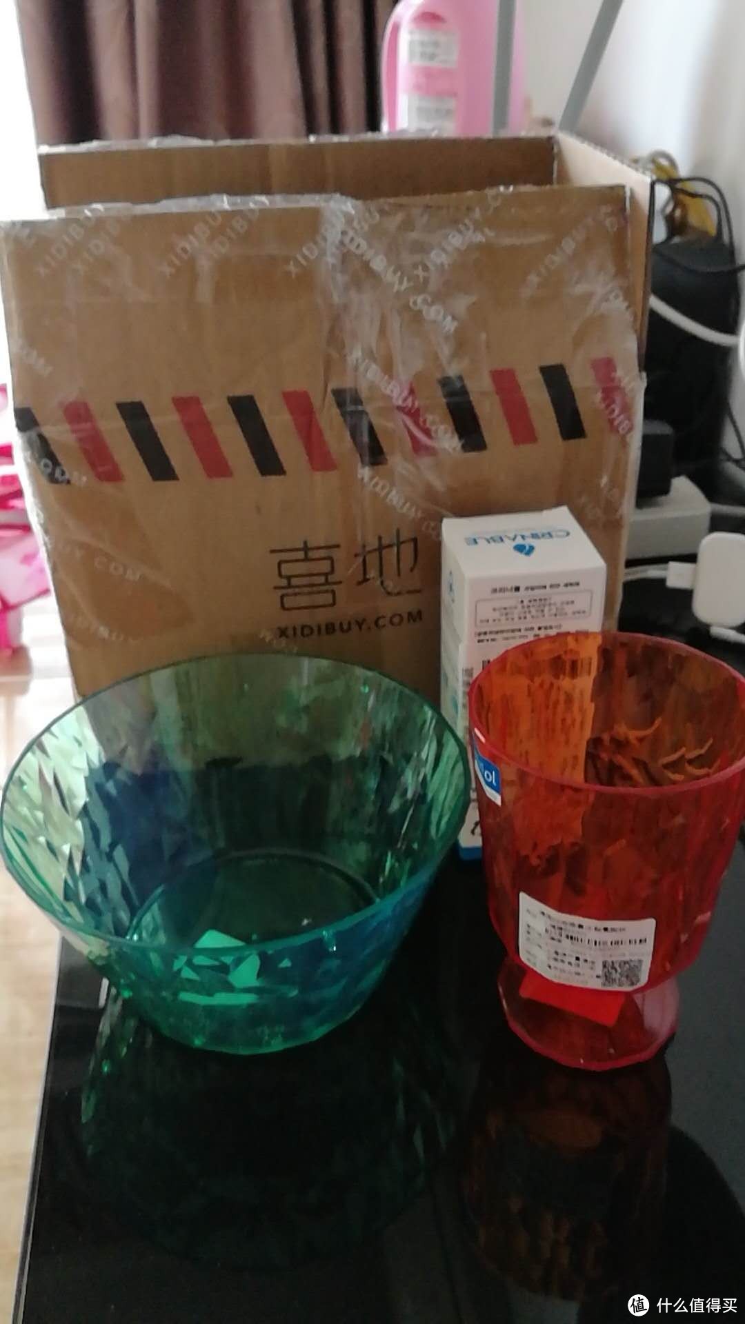 这款高脚杯和冰裂碗显得俐落高雅