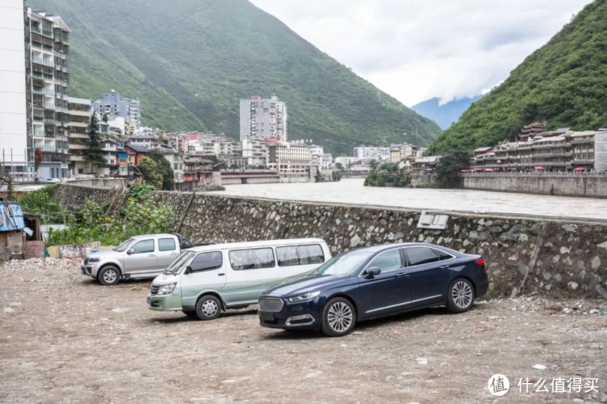 停车场外就是大渡河