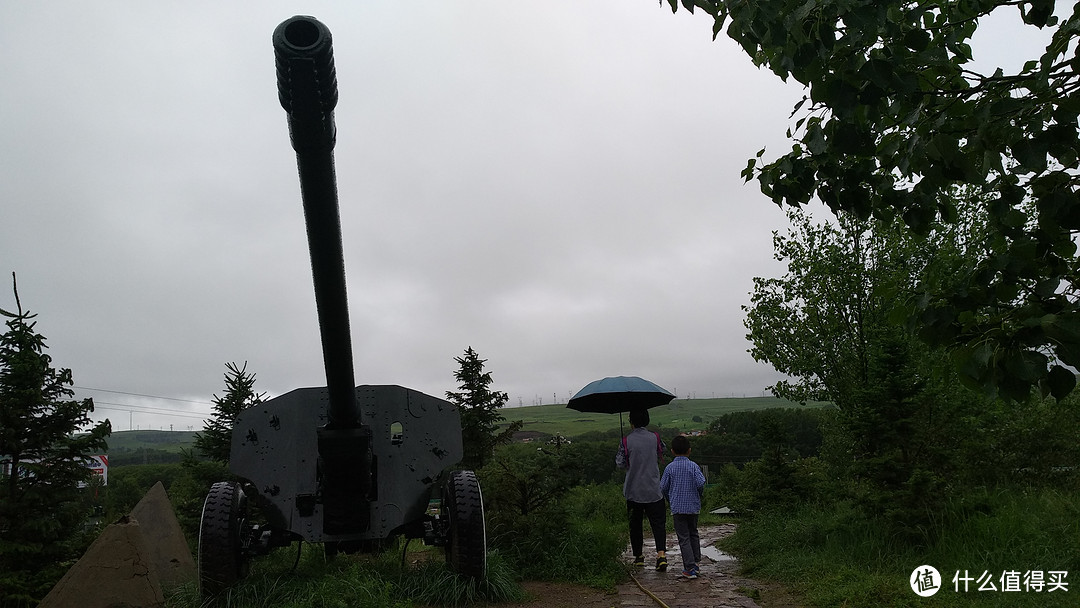 从纪念馆出来，往地道方向走