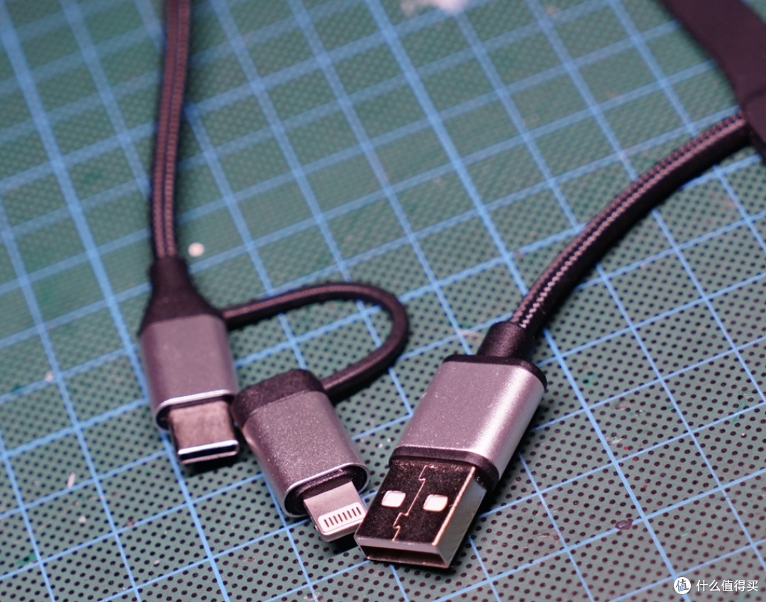 颜值压倒一切——iWALK Crazy cable小魔兽三合一移动电源充电线