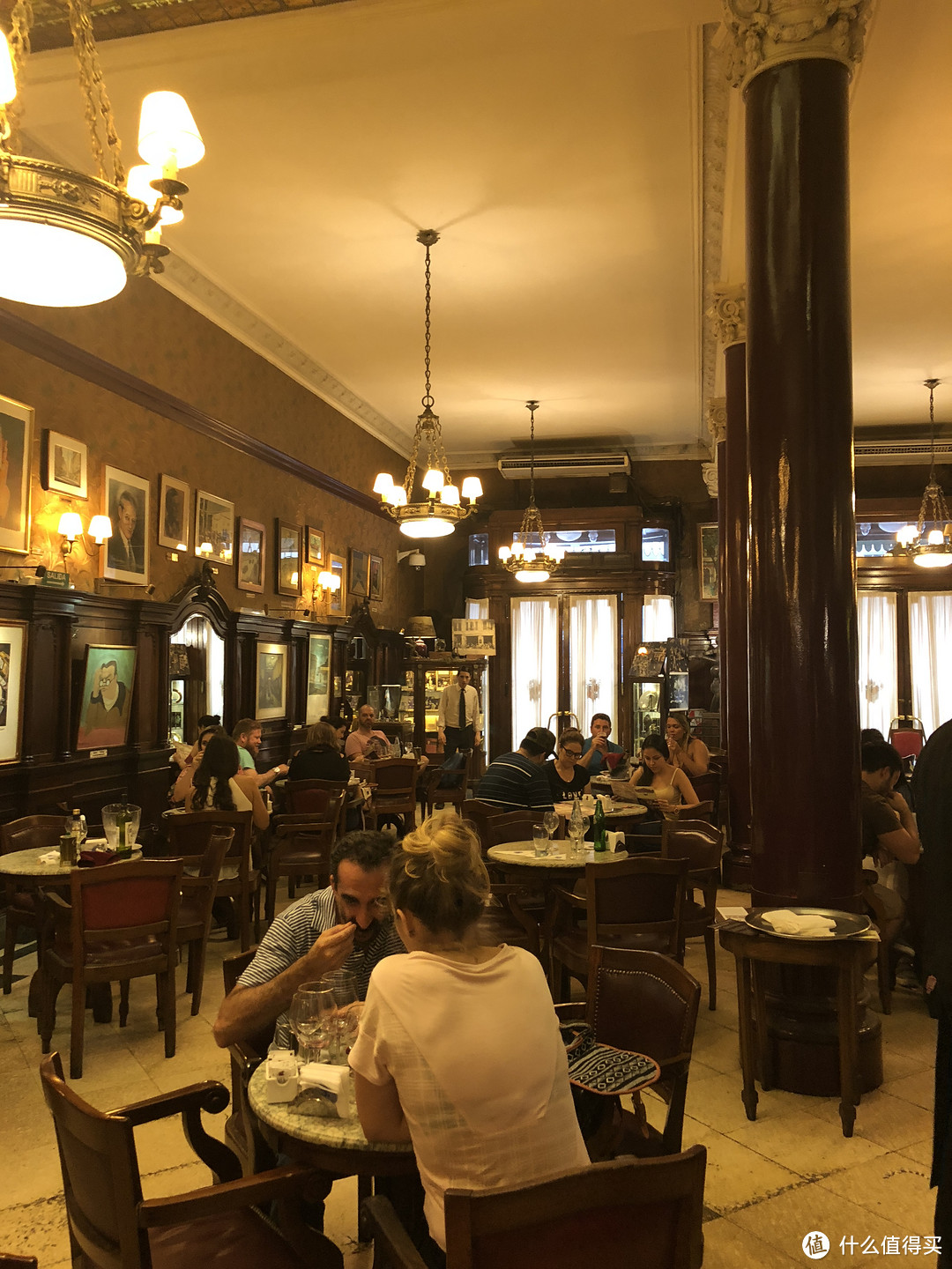 百年咖啡馆——Café Tortoni，这个布市最古老的咖啡馆，自1858年建立以来，颇受阿根廷文艺界知识分子的青睐。熟悉的如诗人博尔赫斯、“探戈之王”加戴尔（Carlos Gardel）等。他们在这里举办聚会，发表言论，品鉴艺术，分享作品。如同巴黎的左岸一样，这里是新文化艺术的阵地。走进这个装饰复古的咖啡馆，除了品尝咖啡，更像是参观一个阿根廷近代文艺展。可惜我们这种土人，只能吃吃喝喝，看看环境了。