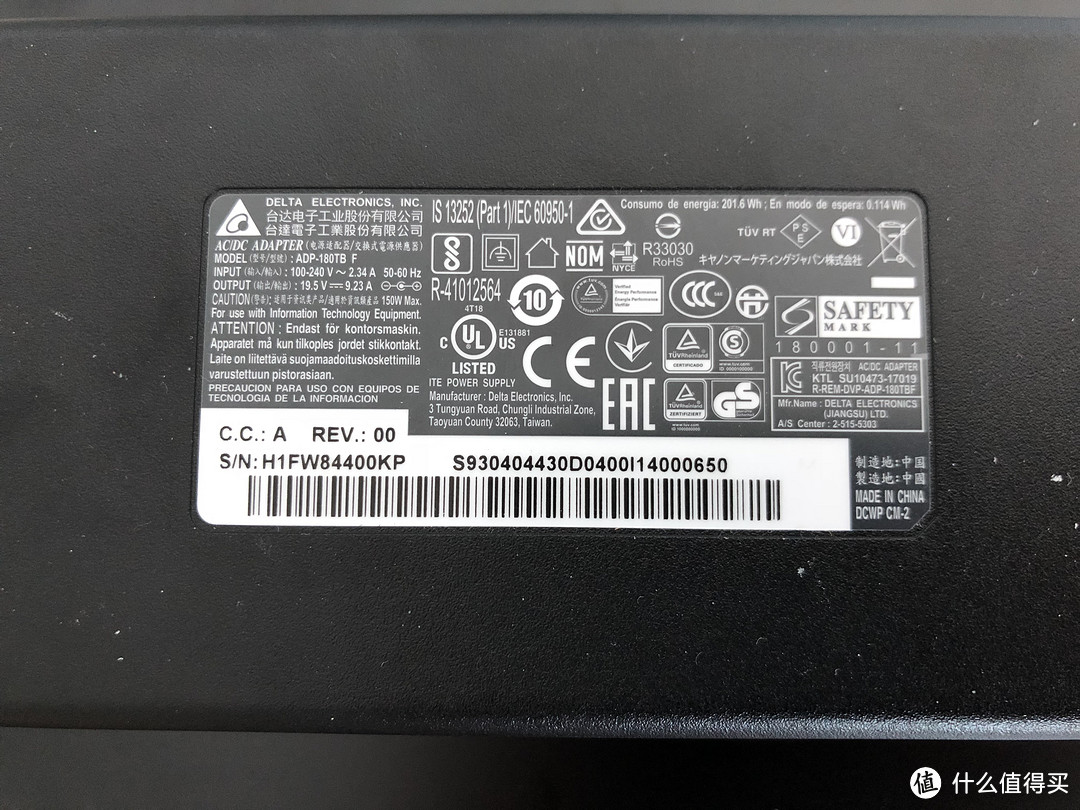 ▲ 适配电源为台达代工,输出功率为180W。