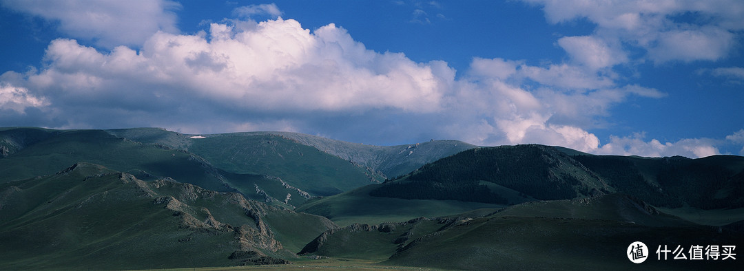 连霍高速南侧的群山