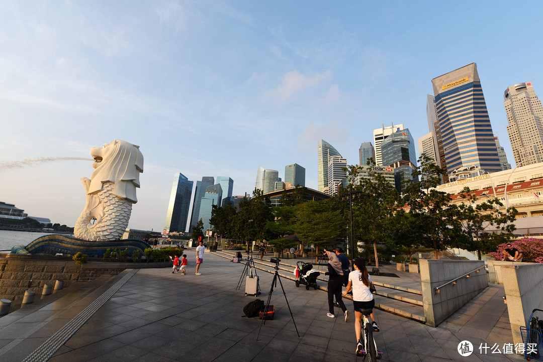 几个脚架已经架起来了，应该是拍对面的金沙酒店和日出